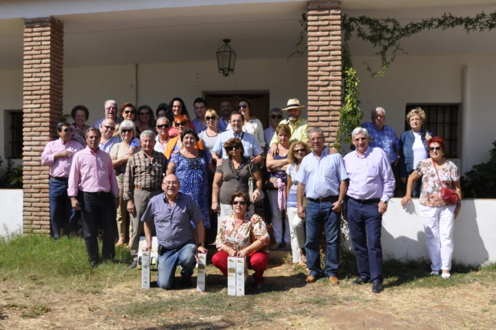 Asociación disfrutando de una visita guiada en la bodega.